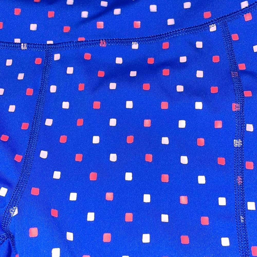 UPF 50+ Luxletic 20" Weekender High-Rise Crop in Borealis Blue Lilly Squared Med - Picture 7 of 9